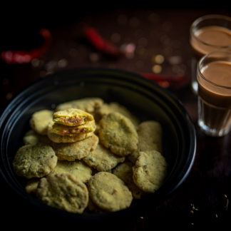 Aachaari Mathri with tea